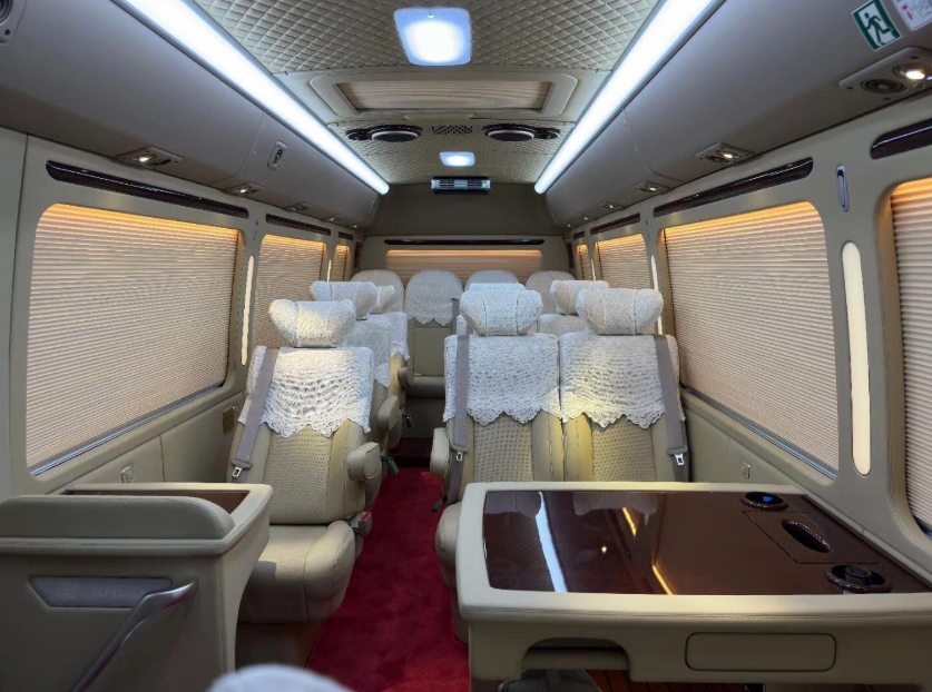 考斯特租车包车，内饰