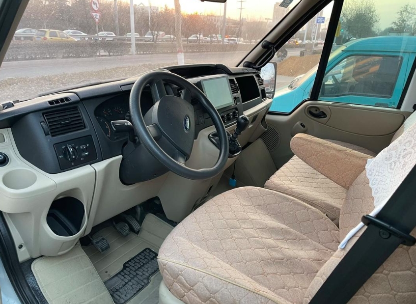 15座商务车租一天多少钱？